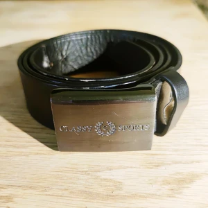Herrbelte Classic Spoet - Ny aldrig använd Classy Sport: 1,17 cm  Har även Hugo Boss: 1,33cm Armani: 1,36 cm 