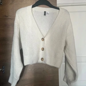 Stickad tröja - Använd några gånger. Säljer eftersom den inte kommer till användning längre. Den är väldigt bekväm och det blir jättesnyggt om du har den över ett vitt linne t.ex.