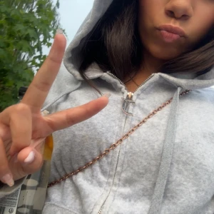 Juicy couture kofta - Säljer min fina kofta från juicy couture i strl s då jag inte längre har byxorna så använder jag inte tröjan lika mycket. Den är i fint skick förutom att den saknar en av metall plupparna på smöret, annars inget fel på den!