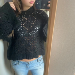 Snygg hålig stickad tröja från Zara - Så cool stickad tröja. Coola hål snygg med och utan tröja under. Jätte snygg❤️👏🏼❤️