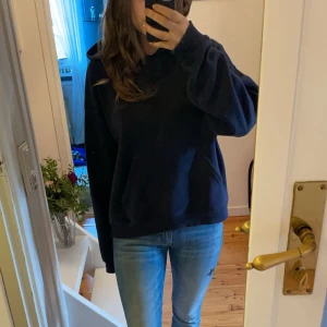 Gina hoodie - Blå hoodie från gina! Den har släppt lite vid sömmen på ett ställe, men det tänker man inte på! Bra skick, skriv för fler frågor🤍