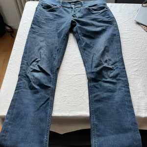 Dondup George  - Säljer mina Dondup jeans i stl 34. Ett par mörkblå/svarta jeans som är mycket sparsamt använda & därmed i princip nyskick. 