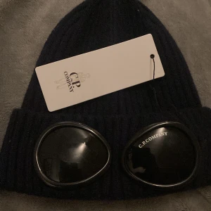 Cpcompany mössa - Hej säljer min cp company mössa som är oanvänd säljer den för 300 kom privat för mer info 
