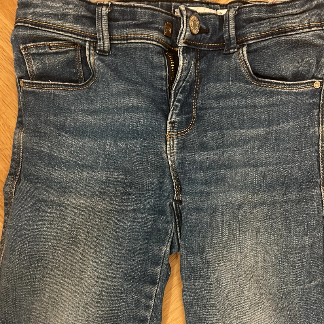 Ett par blå boot cut jeans  - 92