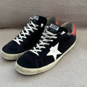 Golden goose - Hej! Säljer dessa feta golden goose i storlek 42. Skick 9/10 nästan aldrig använda. Mitt pris 2300 men går att diskutera. Hör av dig vid minsta lilla fundering. Mvh//Wille