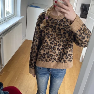 Leopard stickad tröja - Säljer denna supersöta stickade leopard tröja 💕 Inga defekter - nyskick Från HM men går inte att köpa längre🙌 Står att den är i storlek L men den är som en S
