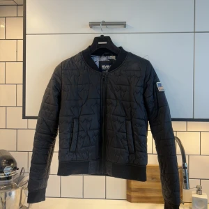 Jacka - Tun jacka från Svea super fint skick och super fin! Men har somsagt för mycket grejer!