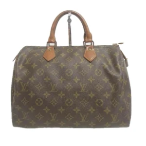 Louis Vuitton Speedy 30 - Louis Vuitton Speedy 30. Ett måste i väskkollektionen! Bra storlek för både vardagsbruk och resor. Perfekt att använda som skol-/arbetsväska. Speedy ger en touch av lyx och stil till varje outfit. Tillverkad i den ikoniska monogramduken.
