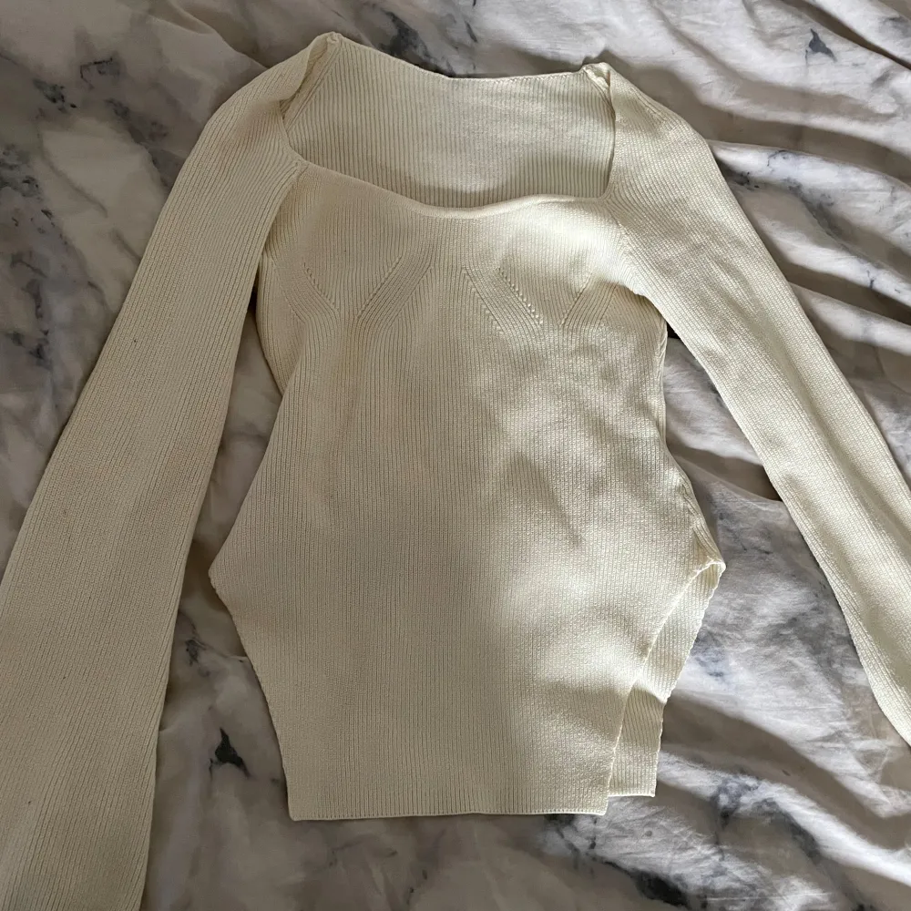 Jätte fin stickad topp, inte varm i materialet med vida armar och slits vid höfterna. Använd 1 gång💞. Neuleet.