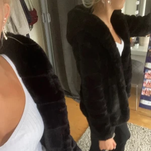 En jättegosig pälsjacka nu inför vintern/hösten - Säljer då den är lite för liten för mig! ❤️ jättebra skick och inga fel vad jag ser eller vet, frågor är det bara att höra av sig!🥰