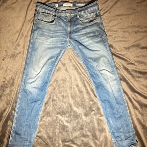 Replay Anbass  - Ljusblåa Replay Anbass Jeans Slim Fit | W 33 L 34 Skick 8/10 | Köpt för 899 | Storlek 33 | Köpare står för frakten | Skicka frågor vid funderingar om plagget 