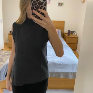 Grå stickad topp - Säljer denna helt nya gråa toppen då den inte kommer till användning! ❤️