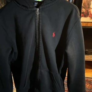 Ralph laurens zip-up - Rensar garderoben lite och vill nu sälja min Ralph Laurens zip up, den är i storlek M och passar med vilka byxor som helst. Ny pris på den är 1900, mitt pris 1299 (priset går att diskuteras vid snabbaffär)😊