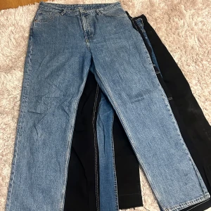 Blåa jeans - Blåa jeans i straight modell i midrise/high-five beroende på hur lång man är. Endast använda några gånger. Säljs då de är för stora