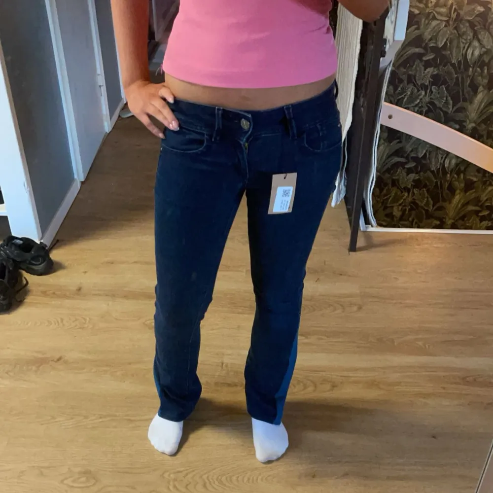 Säljer dessa ur snygga lågmidjade bootcut jeans skriv om ni är intresserade eller undrar något 💕. Jeans & Byxor.