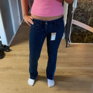 Lågmidjade bootcut jeans  - Säljer dessa ur snygga lågmidjade bootcut jeans skriv om ni är intresserade eller undrar något 💕