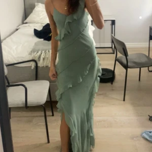 Grön lång klänning 🩷🩷 - Säljer denna fina klänning som jag bara använt en gång som jag inte får någon mer användning för. Köpt på zara förra året för runt 800-900 kr minns inte exakt 🩷