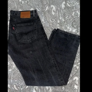 Levis 501 - Säljer för dom är stora för mig men dom är i jättebra skick också och dom är köpta på levis