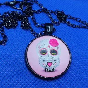 Halsband Cabochon Ursöt Uggla 🦉 - Kedja med Cabochon söt uggla 3,8 cm. ✨️Titta igenom alla mina upplagda & köp fler saker i Bundle för att spara på frakten & få allt du köpt i ett & samma paket✨️ För att köpa med Bundle så får du först trycka i "Köp med bundle" sedan väljer du ut allt du vill köpa för att få allt på samma frakt = Billigare 👌 Om du däremot köper fler varor i olika köp blir det egen frakt för varje köp. Önskar du swisha mej, meddela mej vad du vill köpa så ordnar vi det 👌