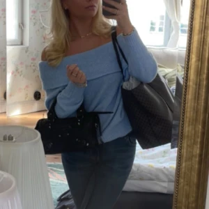 Tjocktröja - Säljer min fina ljusblåas tjocktröja från H&m. Hör av dig för fler bilder om du e intresserad🩵