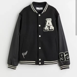  	 BASEBALLJACKA Höstjacka - Köpt på hm. Knapp använd. Storlek 158