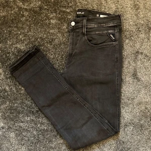 Replay Anbass Jeans - Ett par riktigt snygga replay jeans i modell anbass (slim fit) Storlek W33 L34, ny pris 1899kr. Kontakta för fler bilder eller om du har några funderingar.