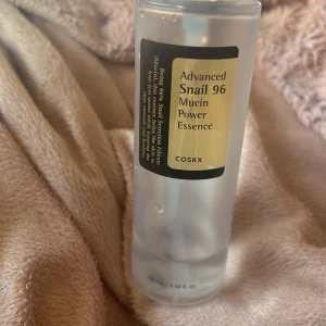 Hudvård  - Cosrx snigel släm, skulle tippa på att där är kvar till ca 3 veckor om man använder enligt beskrivning. Perfekt om man vill testa produkten innan man köper en ny.