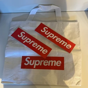 Supreme återanvändbar påse + stickers - Återanvändbar påse från supreme i utmärkt skick  Denna funkar perfekt som ett alternativ till en tygkasse, shoppingbag eller gympakasse   Medföljer även 2 stycken Supreme klistermärken 