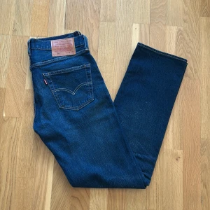 Levis 501 - Säljer nu dessa nästintill nya Levis 501 jeansen, aldrig använta, 9/10 skick. Hör av dig vid minsta fundering👌🏻👌🏻