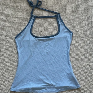 Ljusblå halterneck-linnetopp från Shein - Säljer en superfin ljusblå halterneck-linnetopp från Shein. Toppen har en stilren design med smala band som knyts runt halsen. Skriv för fler bilder eller frågor 🩵