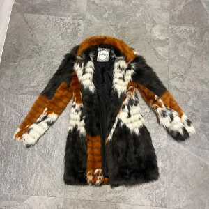 Pälskappa  - Pälskappa med fuskpäls från MyMo i S/M i kömönster/djurmönster 