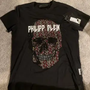 Philipp Plein t-shirt i bra skick! Storlek S-M funkar båda. Nypris 3600kr