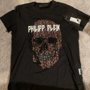 Philipp Plein T-shirt - Philipp Plein t-shirt i bra skick! Storlek S-M funkar båda. Nypris 3600kr