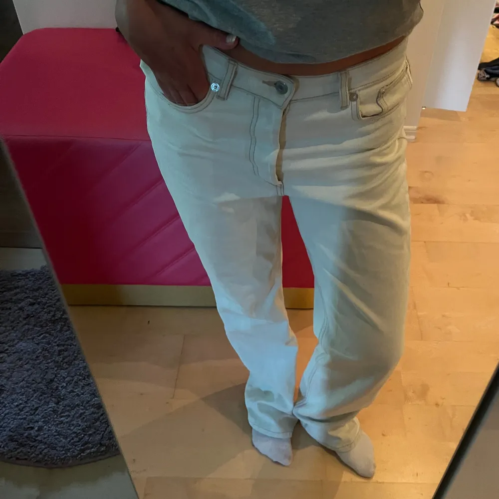 Snygga jeans från zara i ljusblå/vit färg. Väldigt bra skick, långa i benen. Storlek 40 men passar 38. Jeans & Byxor.