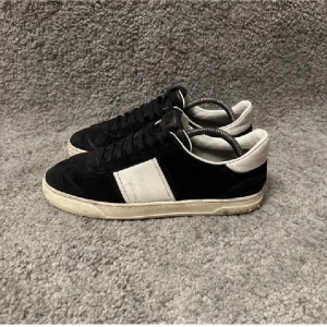 Valentino Flycrews - Ett par Valentino Flycrews i sådär skick bara några spikar saknas inget og😁