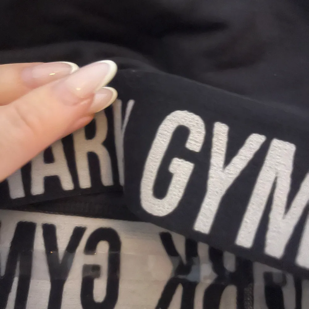 Säljer en svart sporttopp från Gymshark i storlek M. Toppen är ärmlös och har en elastisk kant med Gymshark-loggan i vitt. Perfekt för träning och ger bra stöd. Använd ett fåtal gånger, så den är i bra skick! ⚽️🥋. Toppar.