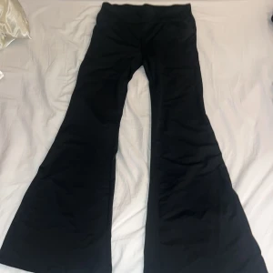 Tränings byxor  - Jätte fina yoga pants med fickor där bak som tyvärr inte passade mig🥰 Dom är aldrig använda och de är jätte sköna
