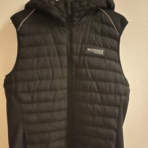 Mckenzie väst - Hej jag säljer min väst som är för stor på mig 10/10 skick det är i storlek M men har igentligen S.