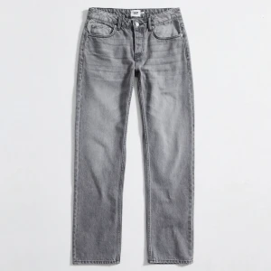 Lågmidjade jeans - Ett par gråa lågmidjade jeans ifrån lager 157🌟 Säljer eftersom att de inte kommer till användning längre💕 Nypris 400kr. Tveka inte att skriva vid eventuella frågor!😄