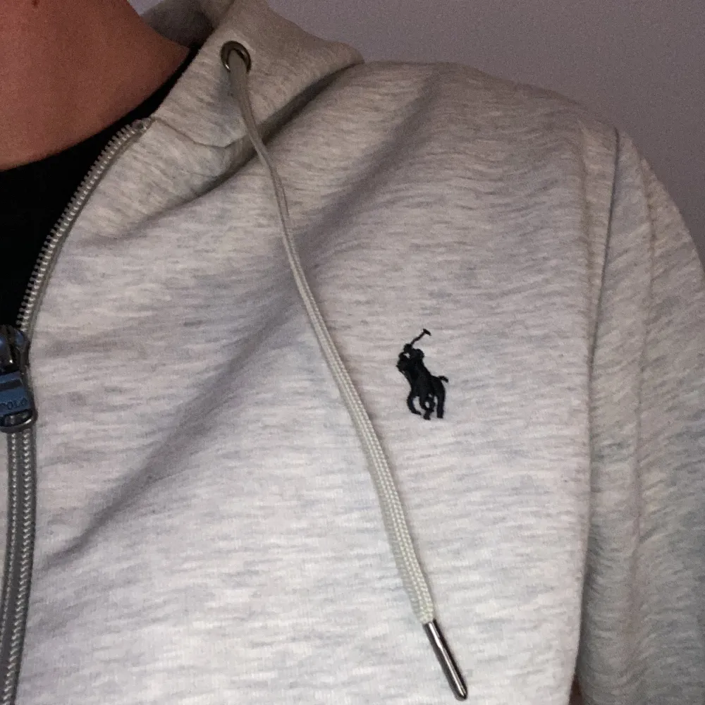 Tja säljer en riktig snygg polo Ralph lauren full zip hoodie väldigt bra skick 9.5/10 typ helt ny. Köpt för 2399kr skriv ifall du har några frågor eller om du vill se flera bilder . Hoodies.