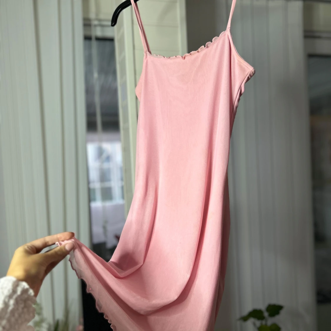 Rosa axelbandslös klänning