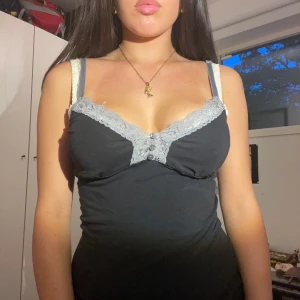 Spetslinne - En av mina favoritlinnen men använder det nästan aldrig längre. Sååå fint med grå spets och knappar! Köpte second hand men den är i jättebra skick.