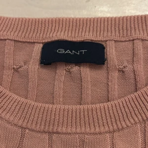 Cable stickad Ganttröja - Gant tröja i rosa färg. Tröjan är i gott skick. 