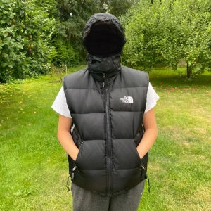 The North Face väst - The North Face väst perfekt till hösten! Mycket gott skick, finns en luva som man kan stoppa undan om man vill. 🐒