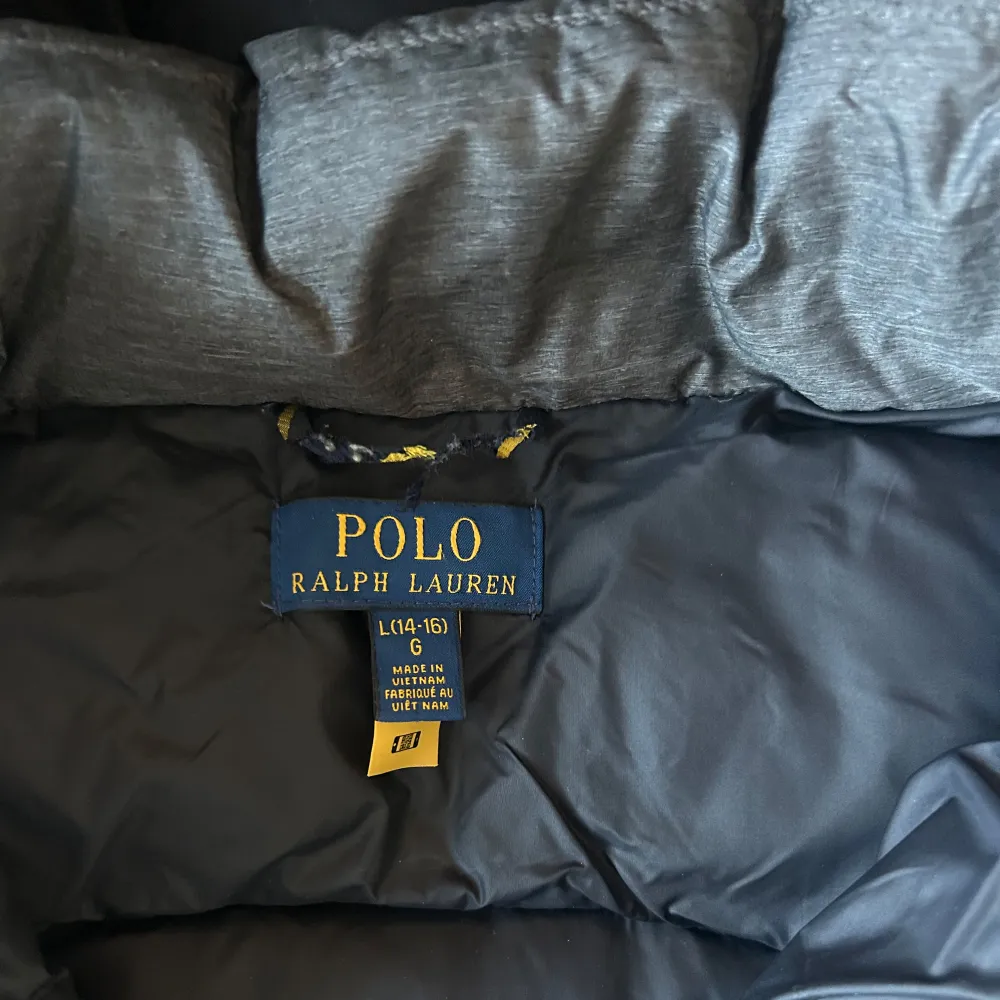 POLO Ralph Lauren vinterjacka i storlek 14-16 (men liten i storlek, så passar enligt min uppskattning, 11-12-åringar).   Superfin och varm vinterjacka i jättefint skick. Använd en vinter av ett barn.  Färgen är mörkgrå.   Nypris 2800kr Nu 1500kr. Jackor.