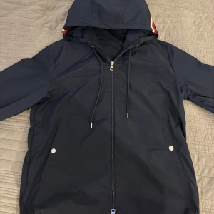 Moncler Grimpeur Windbreaker - Moncler Grimpeur Vindjacka/Windbreaker. Storlek M passar även S. Skick 10/10 (oanvänd). NFC & QR fungerar. Hör av dig vid intresse.