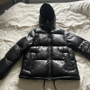 Vinterjacka  - Säljer denna slutsålda och populära vinterjacka då jag köpt ny jacka, bra skick och inga skador. Skriv vid frågor 