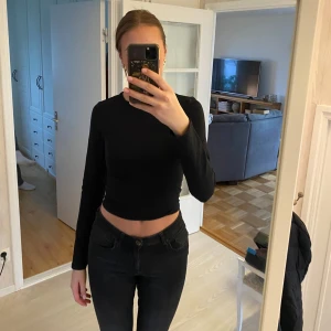 svart långärmad tröja  - svart långärmad tröja från bikbok i storlek S. har använt ett fåtal gånger så den är i fint skick. säljer då jag inte gillar att den är kortare i magen