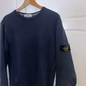 Stone island tröja - Snygg stone island tröja. Storlek L men sitter mer som en M. Passar mig som vanligtvis har M/S. Grymt skick, inga defekter. Skriv om ni har frågor! ☺️