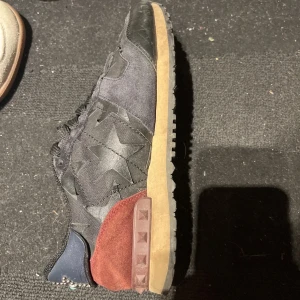 Valentino Rockrunners 37  - 7/10 skick. Mockan i helt ok skick. Inte og följer med. Storlek 37 24cm. Säljer då jag har ett annat par skor. Lämna in de till skorengörare så blir de som nya. Skorna har mycket liv kvar. Bilderna är rättså dåliga. Tveka inte på att fråga! /Vikram